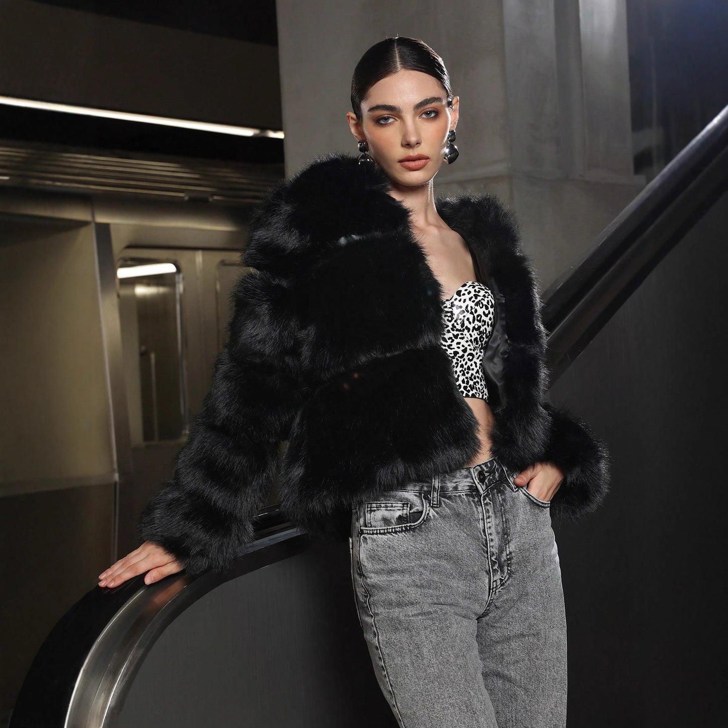 Vivatelle “Nocturne” Veste Courte à Capuche – Élégance en Fausse Fourrur