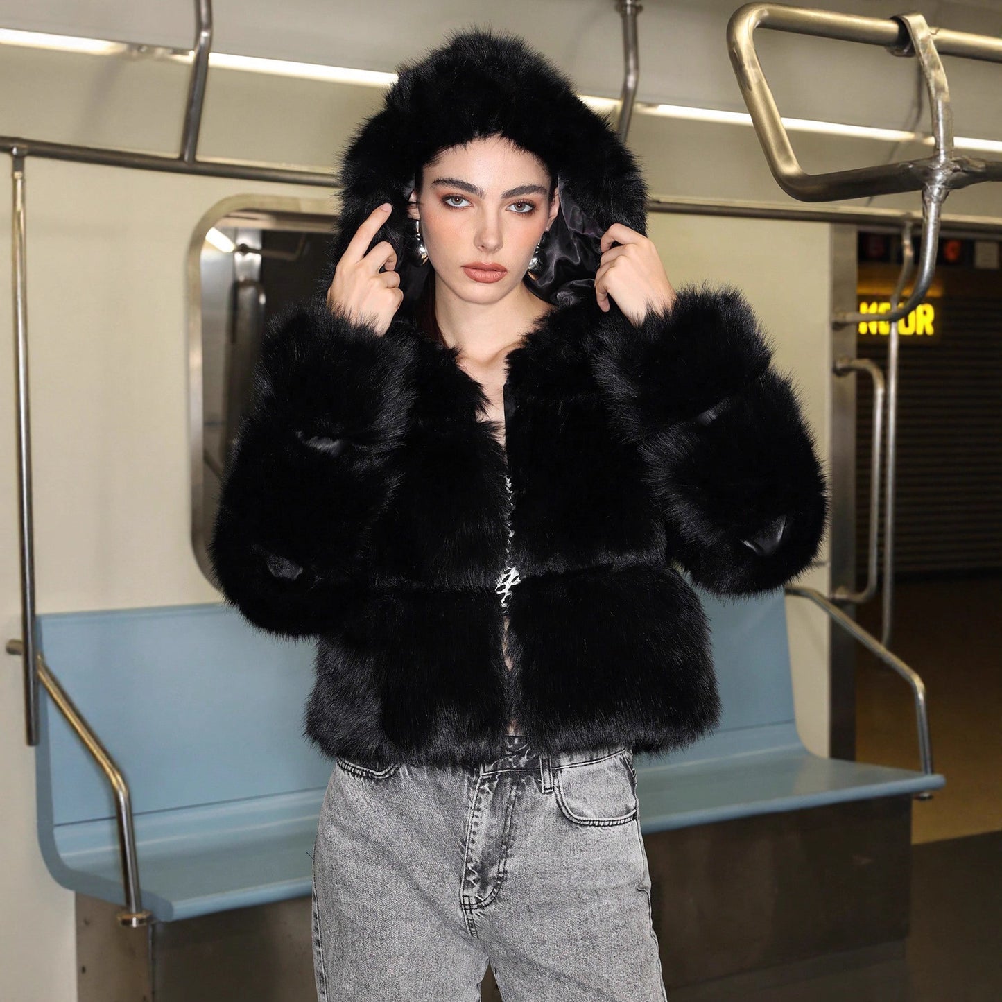 Vivatelle “Nocturne” Veste Courte à Capuche – Élégance en Fausse Fourrur